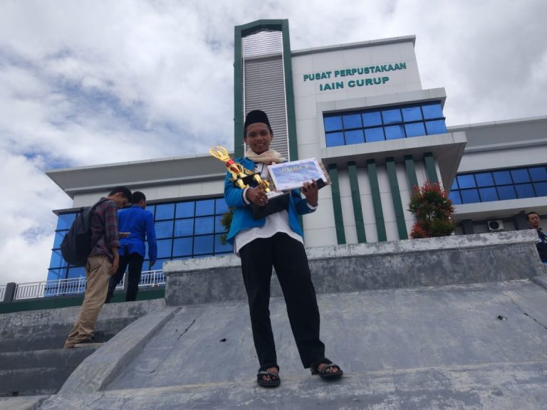 Membanggakan! Ahmad Ghozali, Mahasiswa FUAD IAIN Pontianak Raih Juara II Lomba Karya Tulis Ilmiah Nasional di Bengkulu