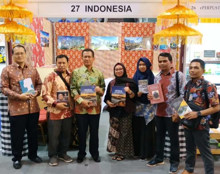 Karya Lokal Dosen IAIN Pontianak Menjadi Pusat Perhatian di Stan Indonesia