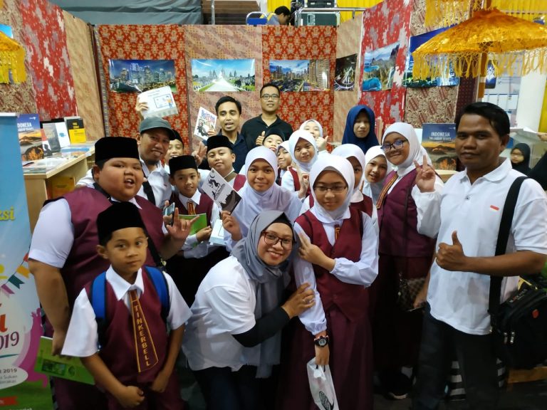 Siswa Sekolah Rendah Ramaikan Stan Indonesia di Brunei