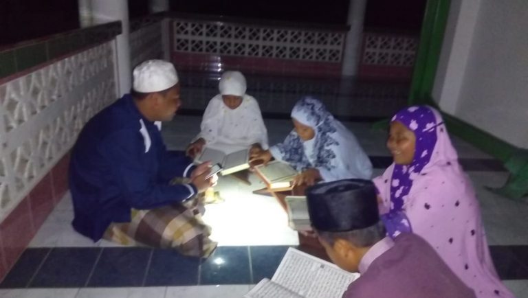 Walau Gelap, Mahasiswa KKL IAIN Pontianak di Natuna Tetap Ajar Anak-anak Membaca al-Qur’an