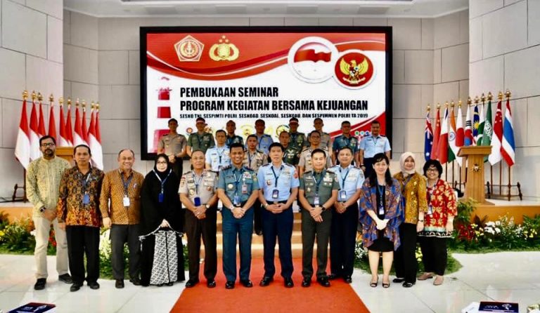Direktur Pascasarjana IAIN Pontianak Reviewer Makalah PKB Kejuangan TNI-Polri