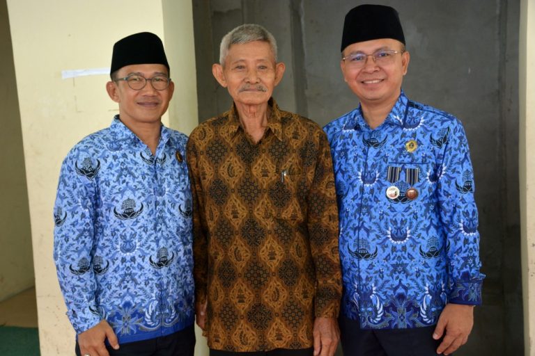 Rektor IAIN Pontianak Berikan Penghargaan  Kepada Pimpinan STAIN/ IAIN Pontianak Periode 1979-2018