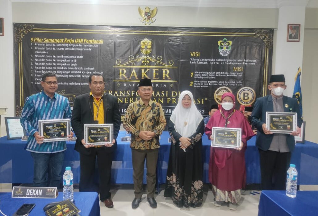 IAIN Pontianak Berikan Penghargaan kepada Fakultas, Lembaga dan Pegawai yang Berprestasi