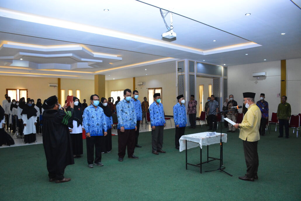 Rektor-IAIN-Pontianak-Melantik-dan-Menyerahkan-SK-Pejabat-di -AIN-Pontianak