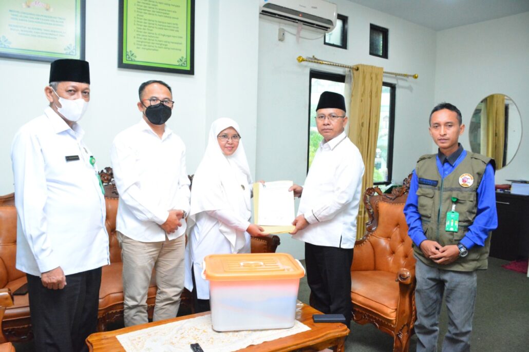 Serah-Terima-Hasil-Verifikasi-Berkas-Administrasi-dan-Penetapan-Bakal-Calon-Rektor-IAIN-Pontianak-Masa-Jabatan-2022-2026