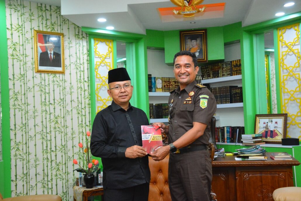Rektor-iain-pontianak-bedah-buku-karya-jaksa-agung-ri