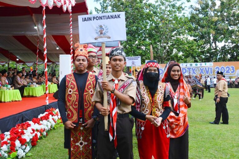 IAIN Pontianak Memukau dengan Pakaian Adat dalam PWN PTKN di Gorontalo