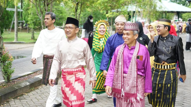 Momentum Dies Natalis Ke 4, Fakultas Syariah Gelar Pawai Dengan Baju Adat